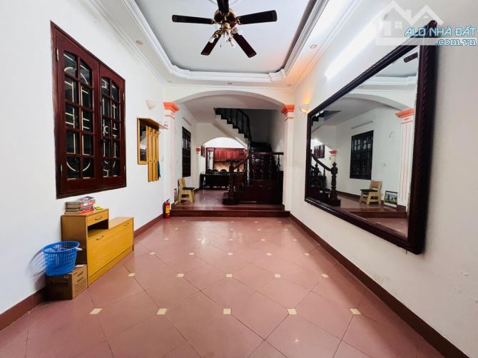 Tôi cần bán nhà mặt ngõ kinh doanh gần trường đại học kinh tế quốc dân