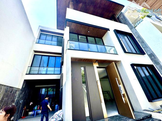 Bán Biệt Thự 3 Tầng - Giữa Lòng Quận 7 , 240m2 , Ngang 12M , Nội Thất Cao Cấp , 58Tỷ TL.