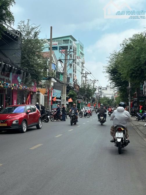 CHDV hơn 49 tỷ DTS 1317m2 hẻm 220 Nguyễn Văn Khối nở hậu 20m 6L 70P TN 300tr gần Làng Hoa