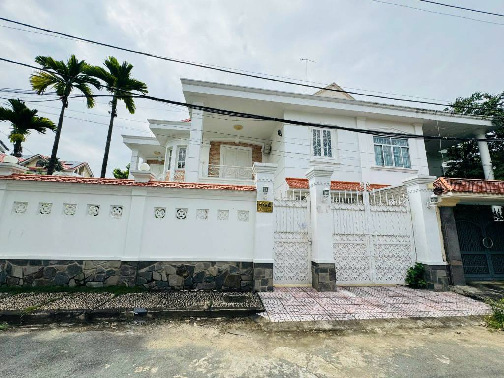 BIỆT THỰ CĂN GÓC TRẦN NÃO, QUẬN 2, DT 15MX15M LÔ GÓC HIẾM, 2 TẦNG SÂN VƯỜN