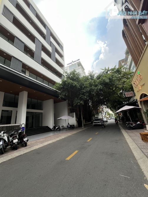 Tòa VP hầm + 8 tầng, đường Lý Thường Kiệt, Q. 10, DT: 20m x 16m (320m2), DTS: 2900m2