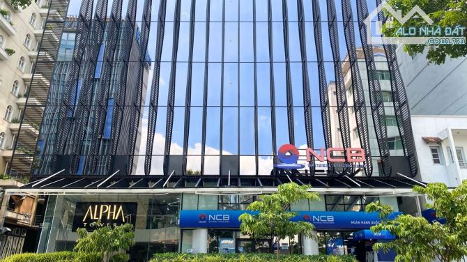 - Bán nhà mặt phố Phạm Văn Đồng, DT 200m2 x 7 tầng, mặt tiền 10m, lô góc, giá 70 tỷ.