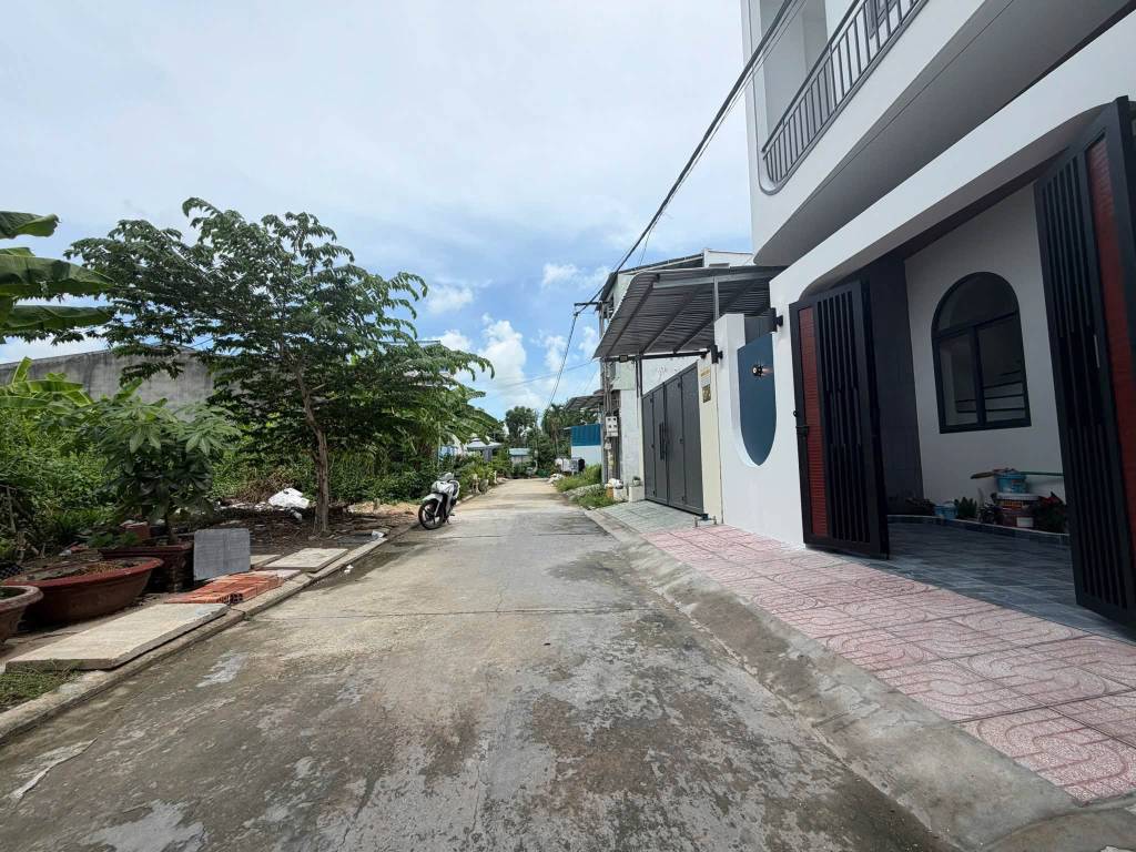 Nhà lầu Xã Trung An, Thành phố Mỹ Tho, hẻm xe hơi 7 chỗ, mới xây, giá 1,98 tỷ