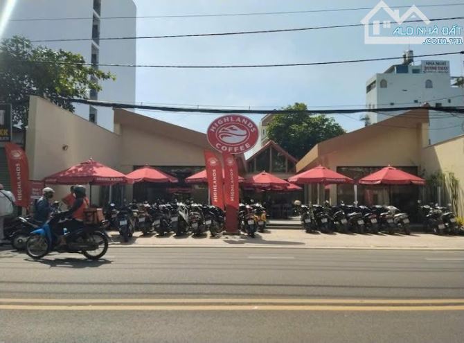 Bán nhà mặt tiền Hương Lộ 3, ngay Aeon Mall Tân Phú, DT:16x 37m, Highlands Coffe đang thuê