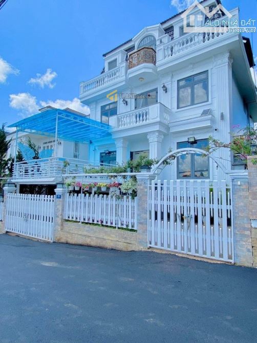 Villa rộng 214m2 đối diện thung lũng Tình Yêu Đà Lạt 18.5 tỷ