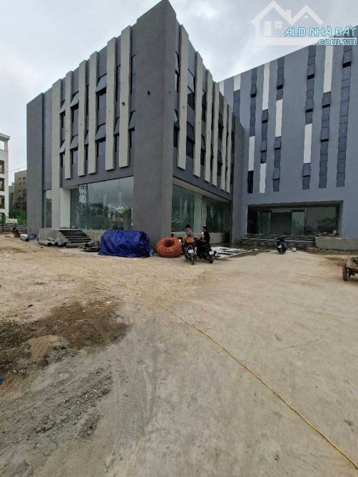 LONG BIÊN- CẦN CHUYỂN NHƯỢNG- TOÀ NHÀ DỊCH VỤ - DT:3.148M - MT : 42M - LÔ GÓC 4 MẶT THOÁNG