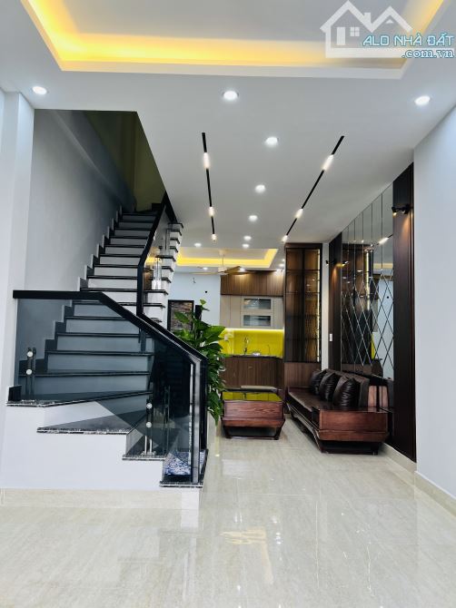 Bán nhà 3 tầng full nội thất Hùng Vương Hồng Bàng Hải Phòng, 57m2, ô tô vào, giá 3,35 tỷ