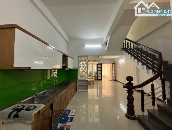 - Bán nhà 3 tầng đường Đoàn Hữu Trưng – Ngay Yên Thế, Bắc Sơn. DT 118M2 – Giá 7.6TỶ TL.