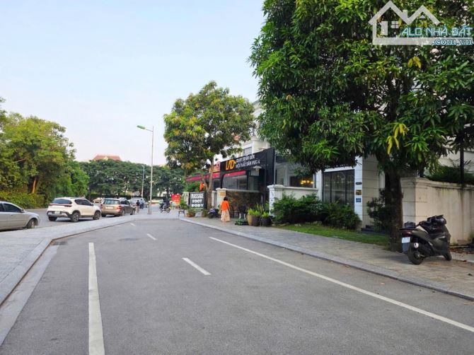 54 tỷ_176 m2/ 4 tầng Thang máy/8 M tiền/ Biệt Thự VH Long Biên