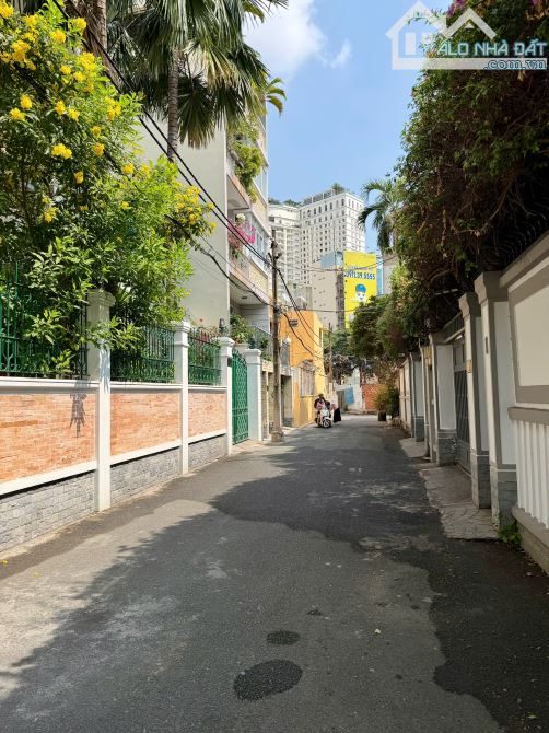 Bán gấp biệt thự 193/1 Nam Kỳ Khởi Nghĩa, Quận 3, dt: 15x16,5m 2 tầng sân vườn mới ở ngay