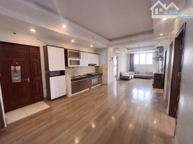 Bán chung cư CT2 số 34 Hoàng Cầu 72m2 căn góc 2 ngủ 2 Vs trung Tâm Đống Đa. - Giá 7,4 tỷ
