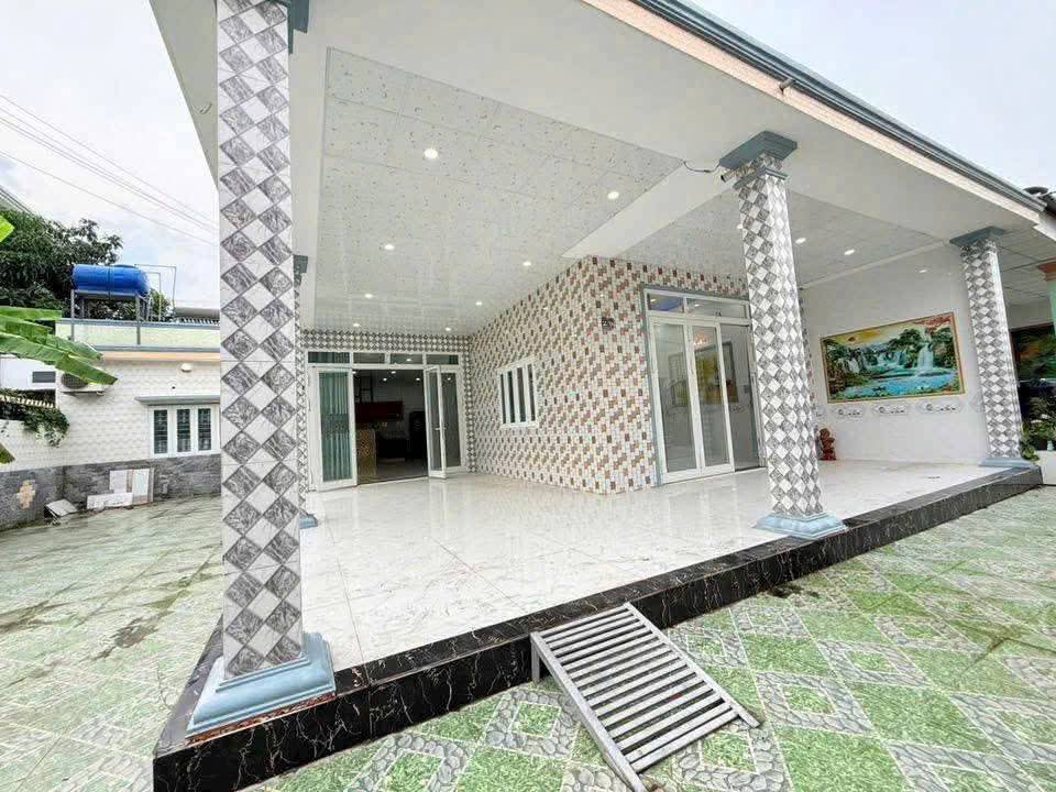 Bán nhà sân vườn mái thái KP9, thị trấn Bến Lức dt 236m2 (200m2 thổ),2pn,2wc giá 3,98 tỷ