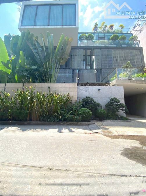Hiếm ! Bán Biệt Thự ngay nhà Ga T3 - Tân Bình. 18m x 20m. 5 Tầng. Chủ đang ở. giá 37 Tỷ