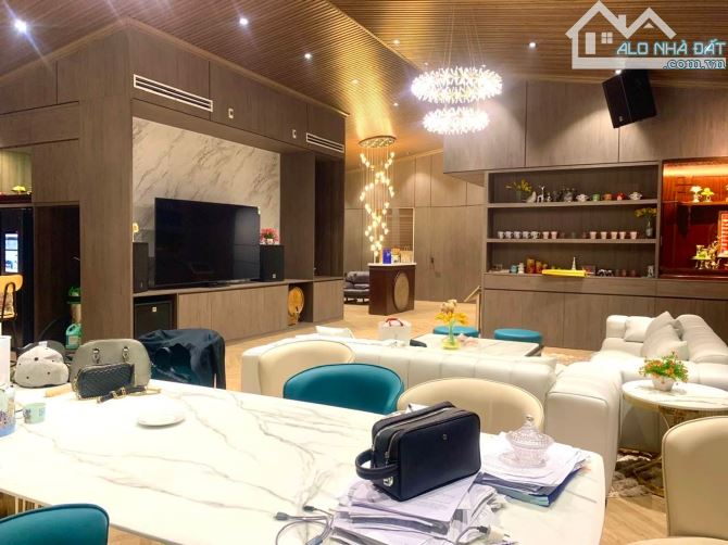 BÁN TOÀ NHÀ CĂN HỘ DỊCH VỤ CAO CẤP, TRUNG TÂM Q.7, NGANG 15M, GIÁ CHỈ 154,8TỶ