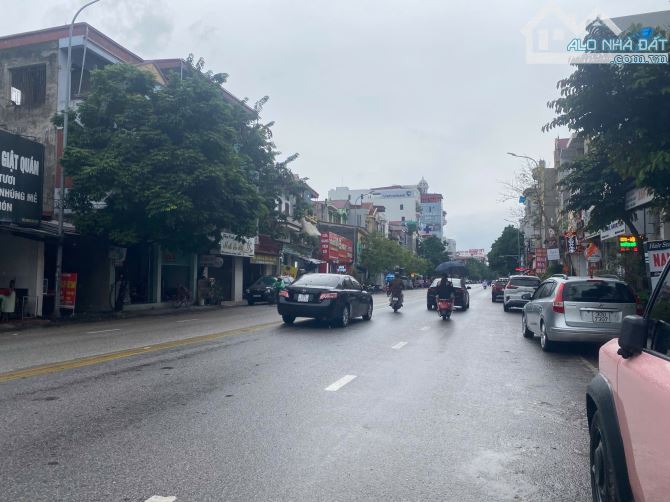 Nhà 3 tầng lô góc 150m mặt Nguyễn Trãi kinh doanh vị trí hiếm giá 3x tỷ