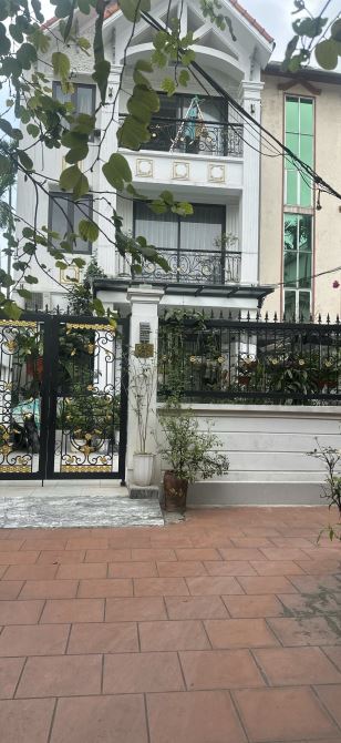 Bán Biệt Thự Sân Vườn Ngô Gia Tự - Long Biên, 130m2, Full Nội Thất Đức, Sổ Nở Hậu