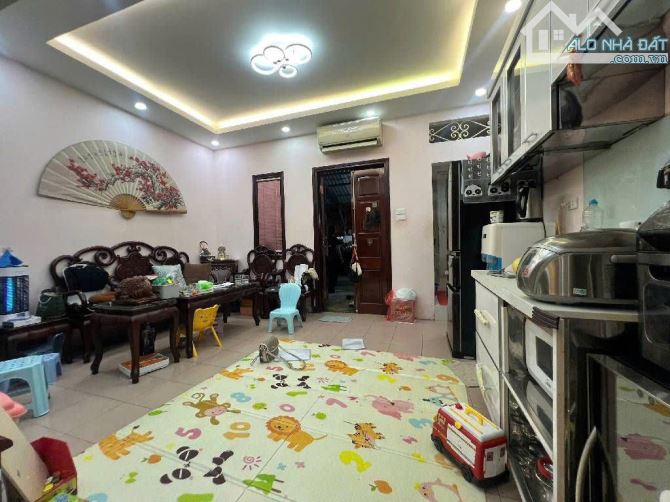 Bán căn hộ tập thể Phố Lý Nam Đế - Tầng 2+3 - 80m2 - Khu quân đội - SĐCC - Giá 5,5 Tỷ