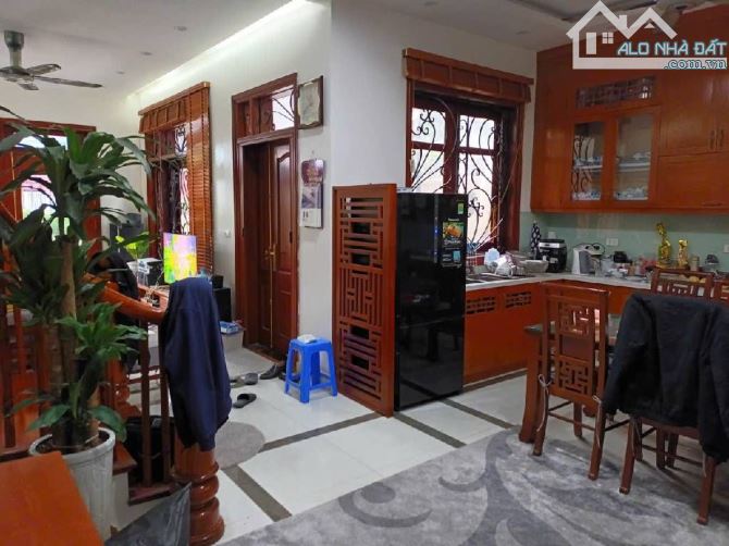 20.5 tỷ_91 m2 / 4 Tầng/ Biệt Thự Cự Khối / Long Biên/ Phân Lô Vỉa Hè