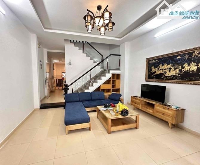 - Bán nhà 2 tầng đường ( 7m5) Lê Chân – Gần Trần Thánh Tông, DT 69m2 – Giá 7.5 TỷTL.