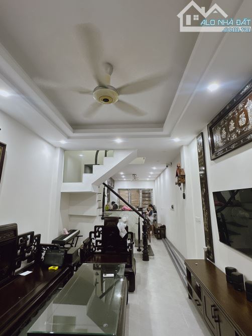 Cần bán nhà 40m2, 5 tầng, 10m ô tô tránh, nhà đẹp, ngõ 3m, gần mặt phố trung tâm Long Biên