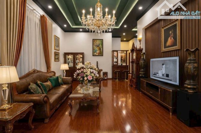 bán gấp villa thiết kế độc đáo mặt tiền Trịnh Hoài Đức TP Đà Lạt 271m2 chỉ 15 tỷ TL