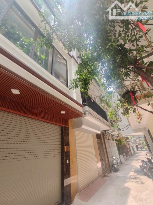 Phân lô oto vào gần Phố Hoàng Quốc Việt, dân trí 68m2 sổ x mtiền 6m dân xây Giá 26.5 tỷ