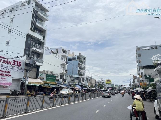 Bán gấp nhà Hoàng SA, Q.3. DT: 9.5m x 20m. Nở hậu: 12m. Thu nhập: 96tr/th. Giá: 24 tỷ
