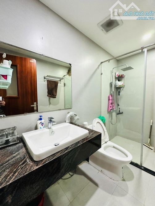 Biệt thự đơn lập KĐT Dịch Vọng Cầu Giấy 310m², có hầm + thang máy, vị trí đẹp kinh doanh