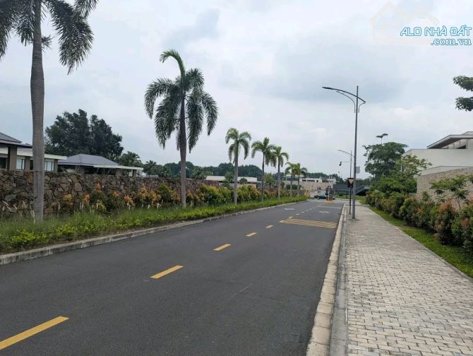 BÁN BIỆT THỰ XÂY THÔ VILLA SÂN GOLF VÂN TRÌ ĐÔNG ANH 180 TỶ DT 1200M2 MT 32M 2T Ô TÔ TRÁN
