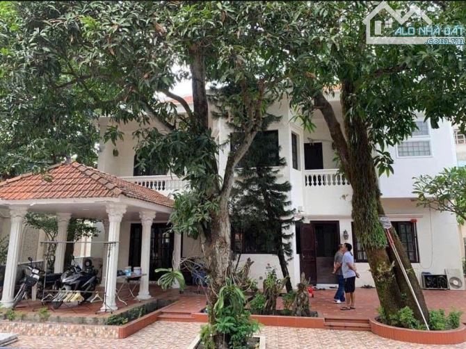 Bán gấp biệt thự sân vườn đường Thống Nhất, Thủ Đức, dt: 24x34m 2 tầng sân vườn mới