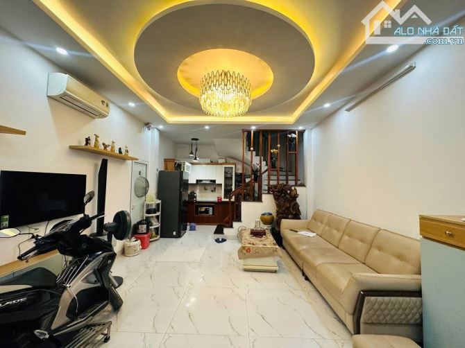 Cần lo công việc, chủ chào bán nhanh nhà Ngã Tư Sở 35m 5 tầng chỉ 6.99 tỉ gần ô tô