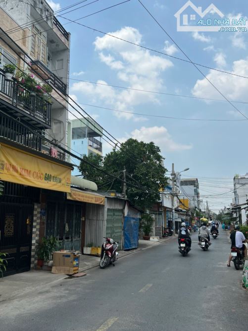 Bán tòa nhà 5 tầng MT đường HT6, gần Nguyễn Ảnh Thủ, DT: 9.85mx25m, giá 17.5 tỷ tl