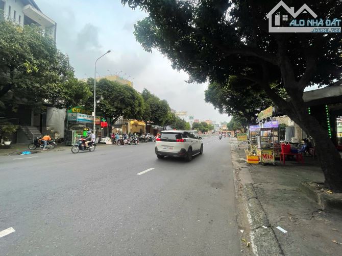Bán Nhà 333m2( 10,5x30m Nở Hậu 12,5m )Mặt Tiền Nguyễn Sơn-Đoạn Sát Thoại Ngọc Hầu-Đường40m