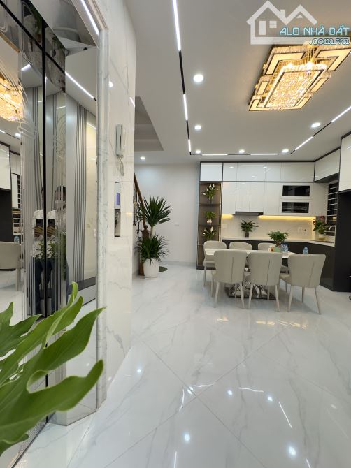 Nhà Lô góc Đầu đường Tam Trinh, cầu Mai Động. MB40m2*5T thang máy, Vị trí đẹp, SĐCC