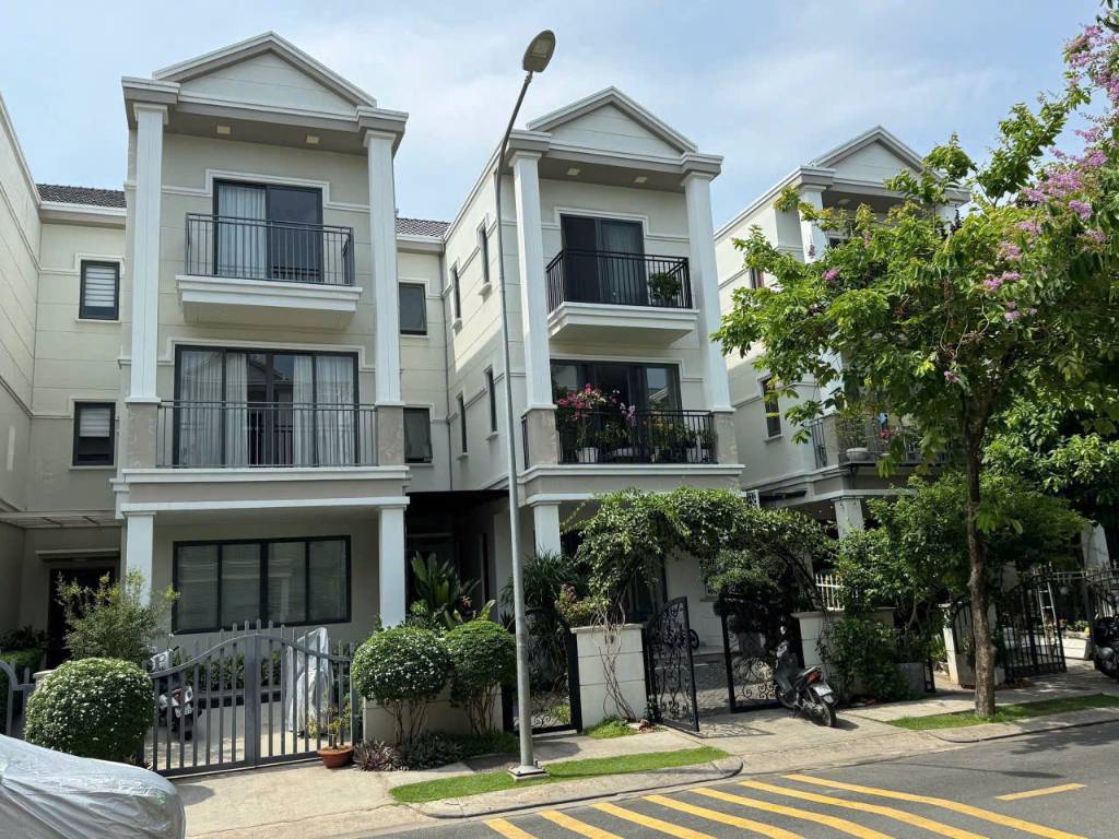 Bán nhà liền kề Nine South, Nhà Bè, dt 122.5m2 - Giá 17.3 tỷ full nội thất có thang máy