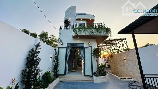 VILLA SÂN VƯỜN 288M2 GIÁP RANH BÌNH CHÁNH FULL NỘI THẤT