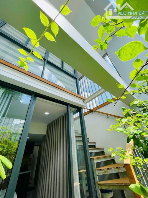 Hiếm Q.3. Nhà 5 tầng, 4 PN, hẻm xe hơi 6 m, Nguyễn Thiện Thuật, giá cực tốt.