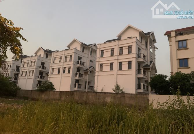 Villa Mặt Tiền Nguyễn Văn Kỉnh Quận 2 Đường Rộng 24m Lề Tốt DT 374m2 Ngang 17m 6 Lầu 95 Tỷ