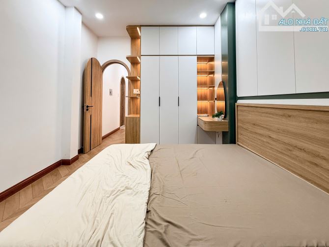 Nhà Mới Võ Văn Tần, đoạn 2 chiều, 3 lầu, 2 Phòng ngủ, Full nội thất, Vào ở liền, 4.9 tỷ