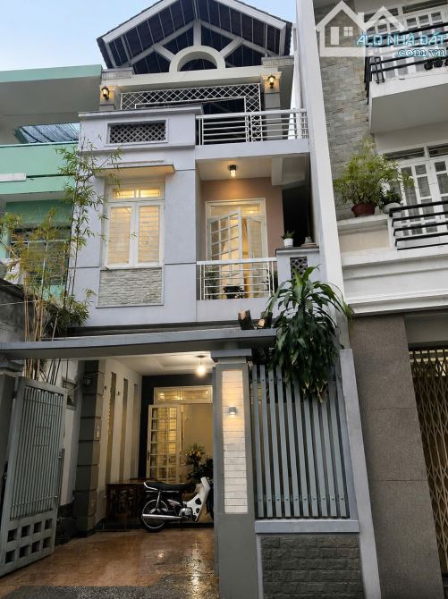 Biệt Thự Lê Văn Sỹ Q3, 6m x 22m. 3 Tầng, Sân Rộng Đỗ Oto, Nhà Kiên Cố Ở Ngay