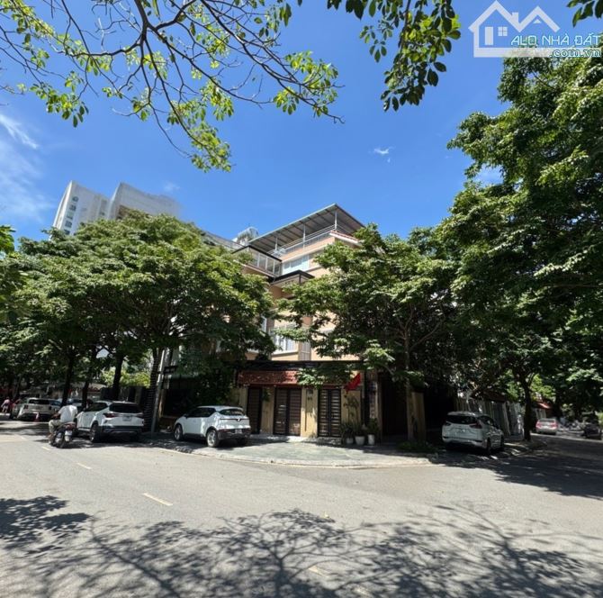 Biệt thự Tây Hồ Tây 4 tầng 170m² lô góc 2 mặt tiền vỉa hè rộng gần hồ điều hòa