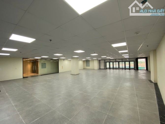 BÁN TÒA VĂN PHÒNG MẶT PHỐ HỒNG TIẾN LONG BIÊN 300 TỶ DT 480M2 MT 18M 9 TẦNG 2 THANG MÁY ĐƯ