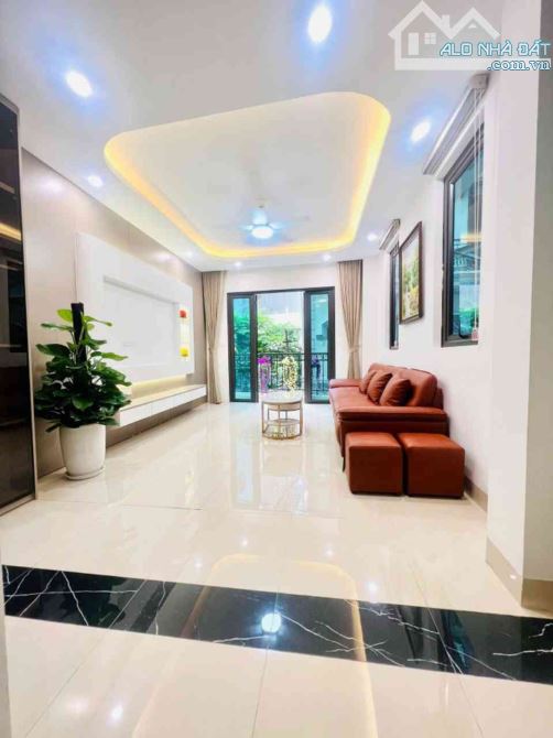 Nhà Đẹp #Cầu_Giấy Với 12 Tỷ Có Ngay 39M Lô Góc - 6 Tầng Thang Máy - Ô Tô Đỗ Cửa