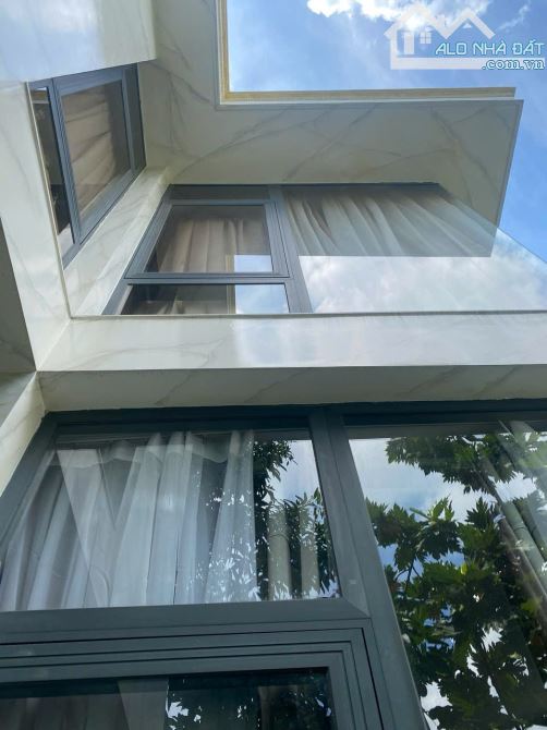 Bán Biệt Thự ngay Trần Não Quận 2. 16m x 16m. 2 Tầng + Sân Vườn. Kết Cấu Đẹp. Giá 46 Tỷ