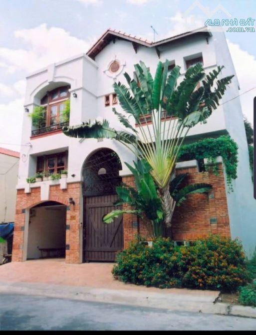 Biệt Thự Sân Vườn, 8m x 20m, 1 trệt 2 Lầu, Mới Đẹp, Không Gian Thoáng Thích Hợp Ở