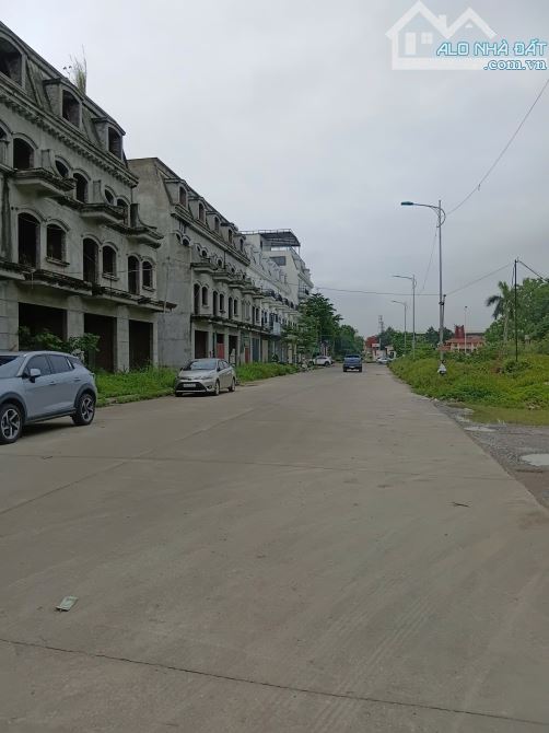 Bán căn liền kề khu trung tâm thương mại chợ Tích Sơn. Băng 2 đường Hùng Vương