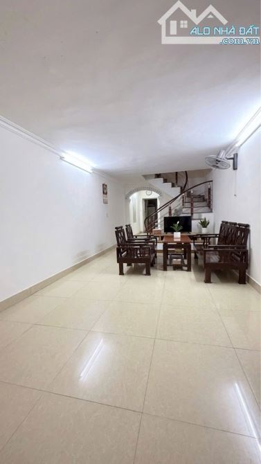 Mặt phố kinh doanh Hoàng Minh Thảo. Ô tô đỗ cửa, chỉ nhỉnh hơn 4 tỷ