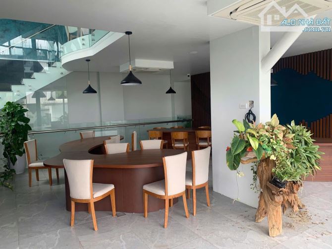 Bulding mặt phố 8 tầng, Mặt hồ Lâm Hạ Long Biên Lô góc 3 mặt đường 260m2 Mt 40m Ở& Vp cty