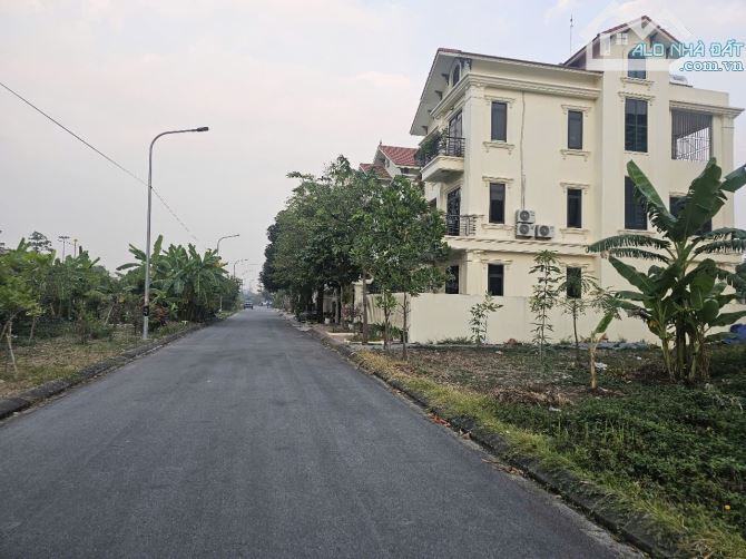 Bán lô BT Đại Hoàng Long gần nút giao Tây Nam dt 270m mt 15m giá 20.5 tỷ
