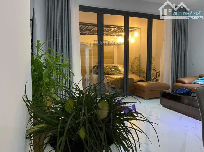 GIẢM GIÁ NHÀ PHỐ MẶT TIỀN ĐƯỜNG GẦN TRUNG TÂM ĐÀ LẠT